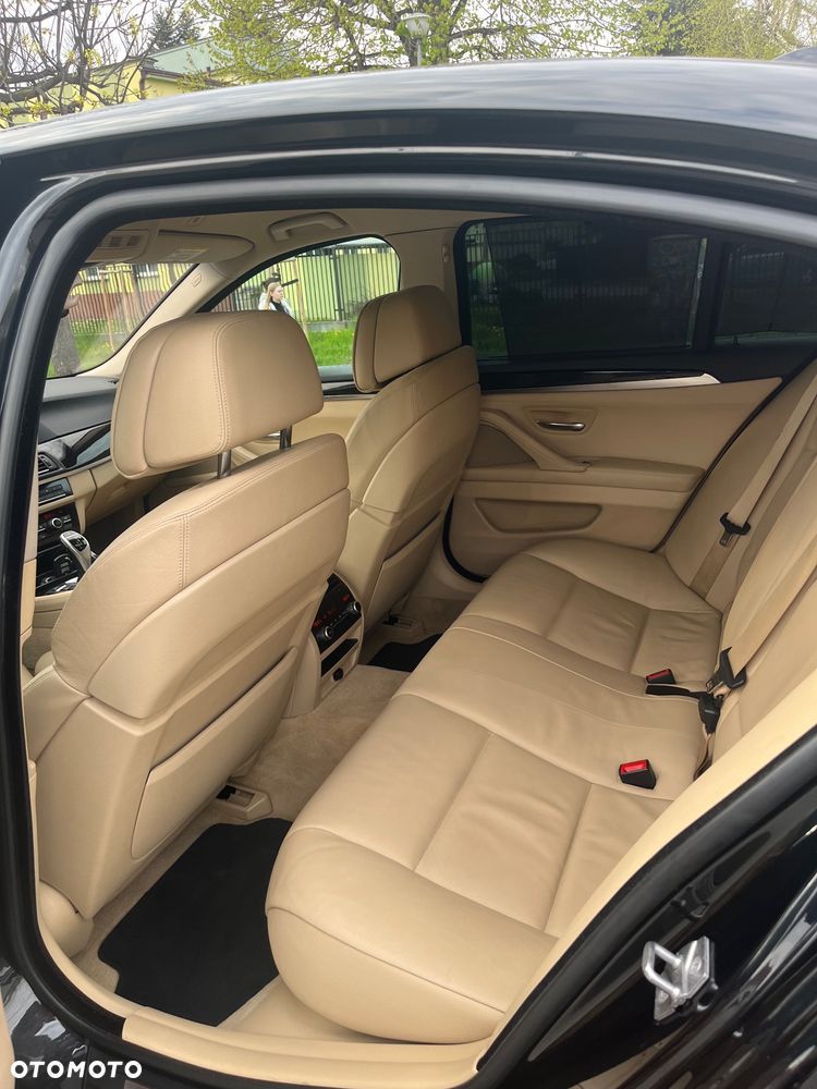 BMW Seria 5 550i Sport-Aut - 11