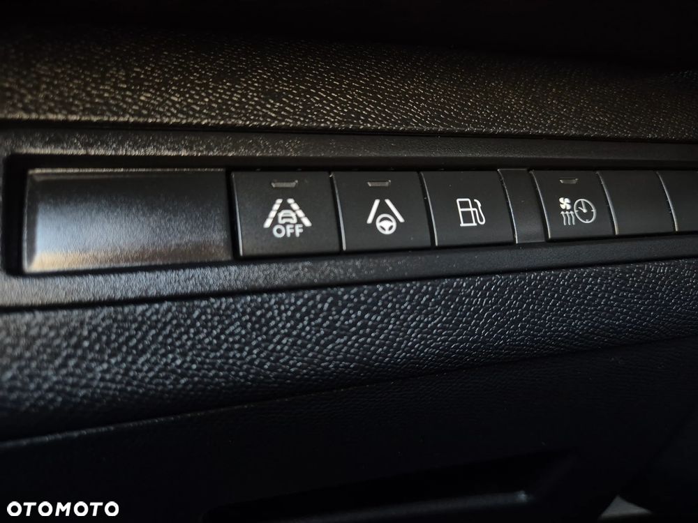 Peugeot 3008 1.6 PureTech HYbrid GT Line S&S EAT8 - 16