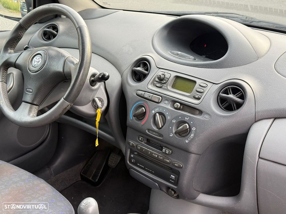 Toyota Yaris 1.0 Base C/Radio - 11