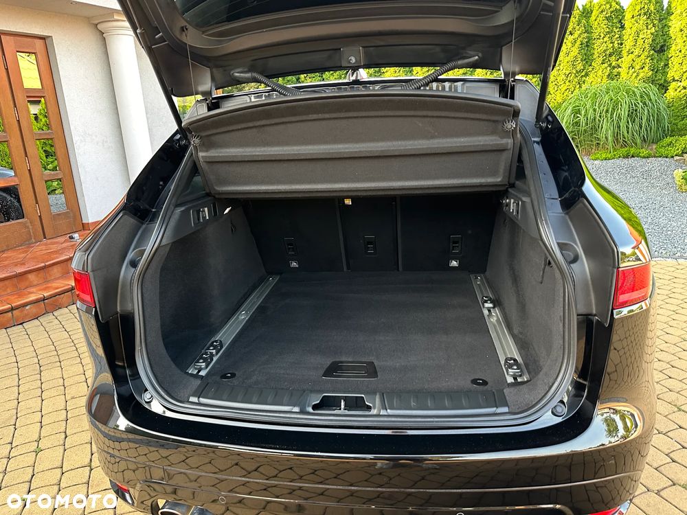 Jaguar F-Pace 20d R-Sport - 19