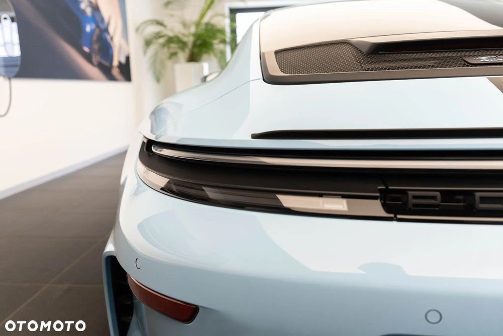 Porsche 911 GT3 Touring PDK - 32
