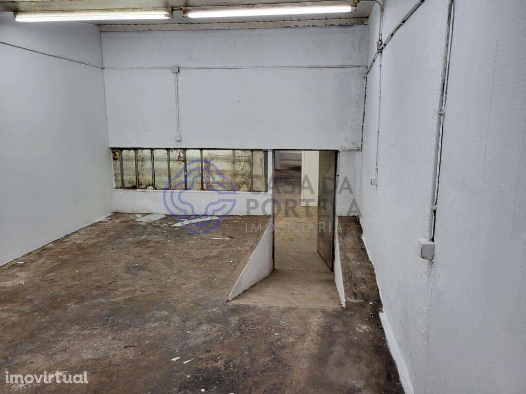 loja com 2 pisos e armazém com possibilidades para transformar em t2+1 - Grande imagem: 4/23