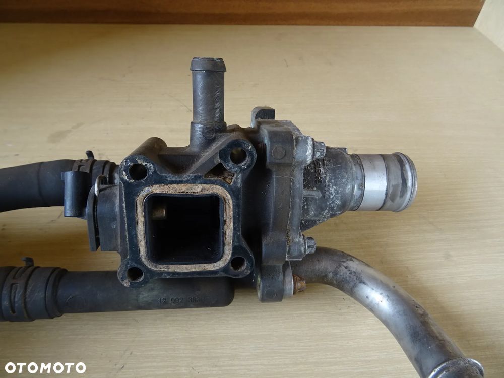 OBUDOWA TERMOSTAT SILNIKA 1,6 TURBO 1,6T A16LET OPEL INSIGNIA A ASTRA H J MERIVA B, CORSA D ZAFIRA C - 4