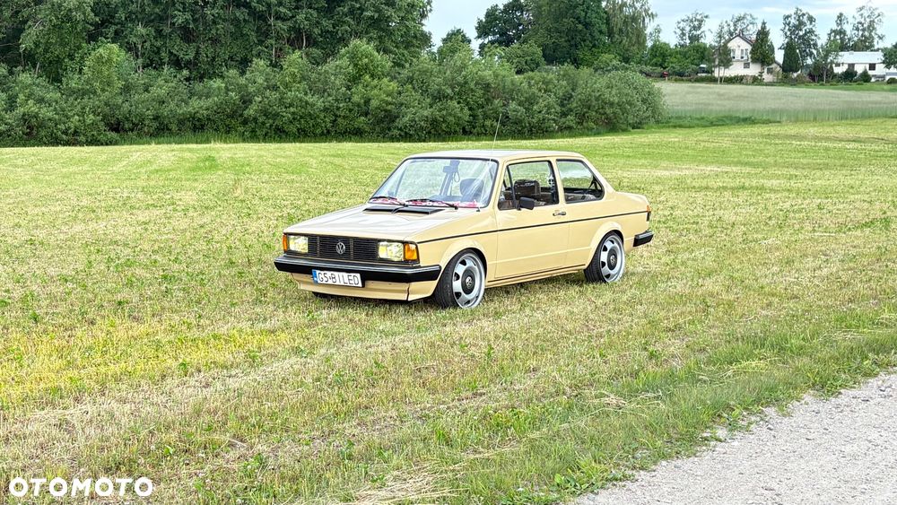 Volkswagen Jetta - 1