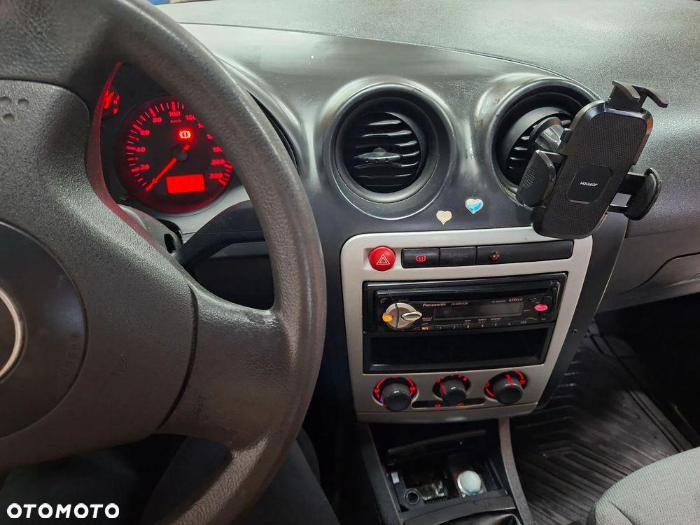 Seat Ibiza 2004 photo 3