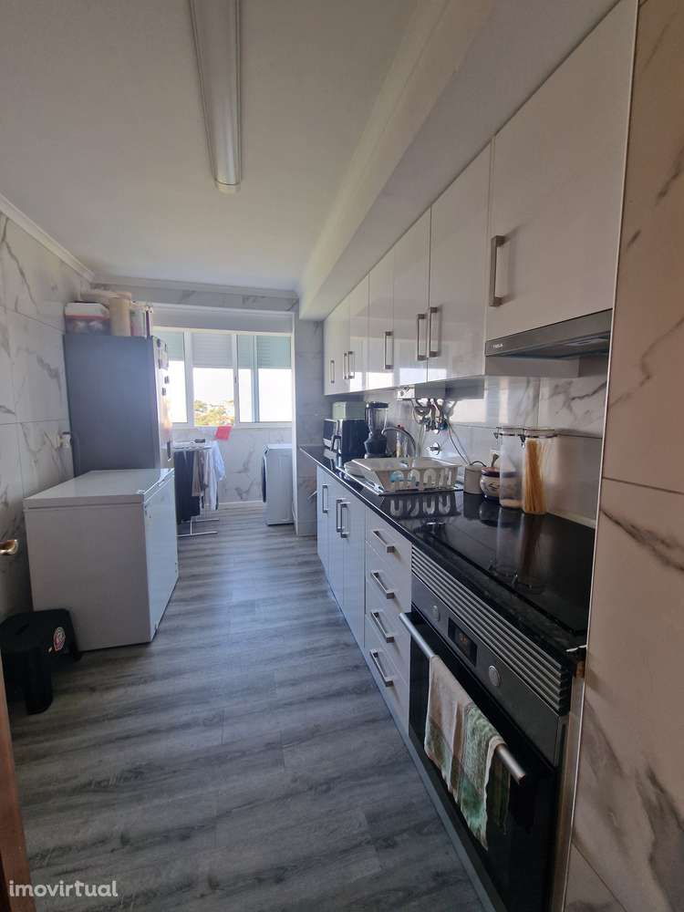 Apartamento de 4 assoalhadas inserido em prédio com elevador - Grande imagem: 3/7