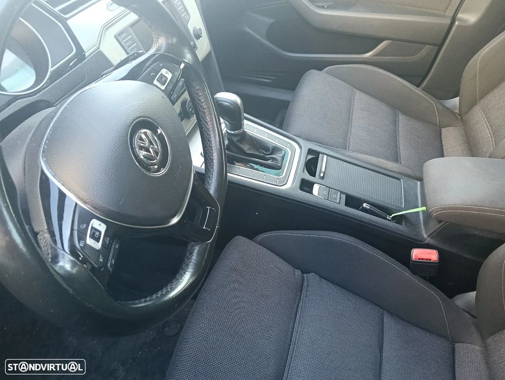 VW Passat Variant 1.6 TDI Highline DSG - 8
