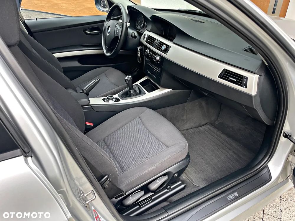 BMW Seria 3 318d DPF Touring Edition Exclusive - 26