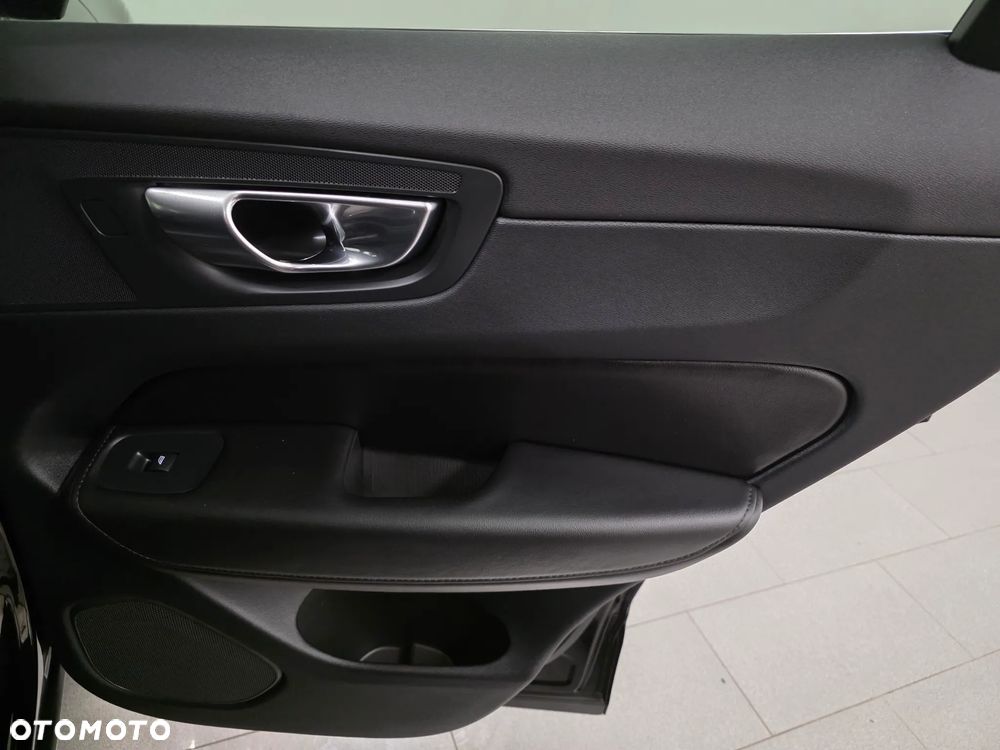 Volvo XC 60 B4 D AWD Ultimate Bright - 24