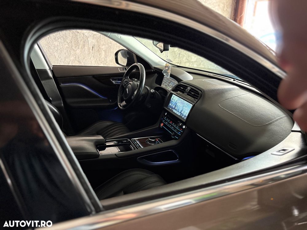 Jaguar F-Pace 20d AWD Portfolio - 8