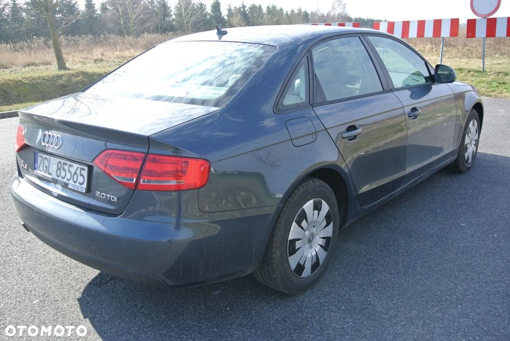 Audi A4 Limousine - 4