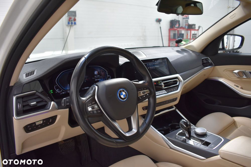 BMW Seria 3 320e Luxury Line - 23