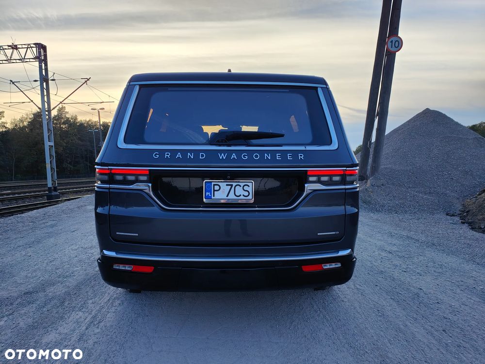 Jeep Grand Wagoneer - 6