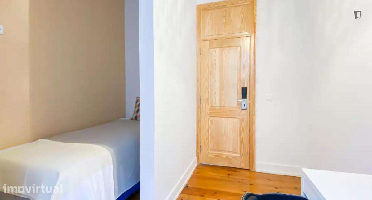 Quarto - localizado em Intendente Lisbon - Grande imagem: 2/7