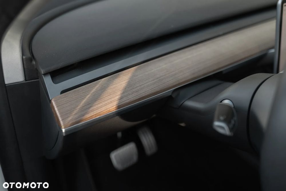 Tesla Y Performance AWD - 13