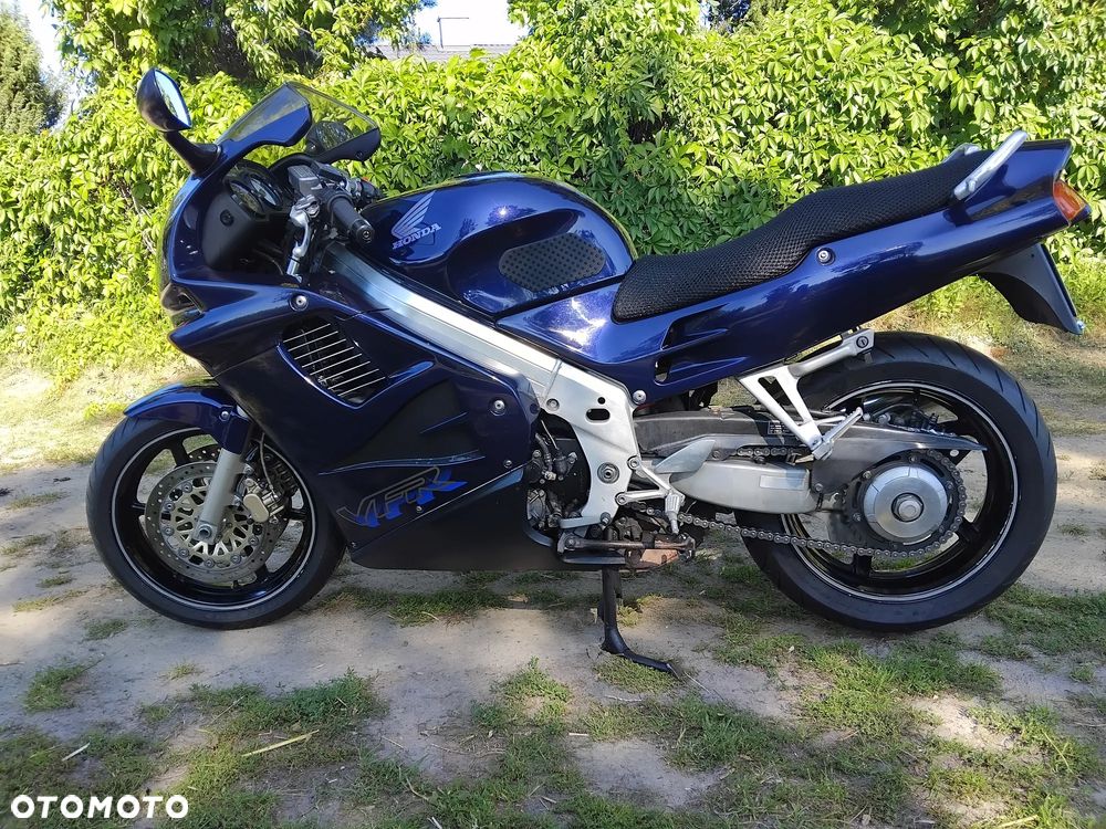 Honda VFR - 16
