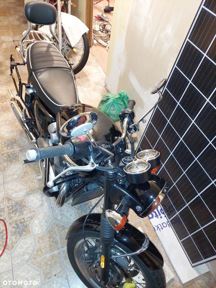 Triumph Bonneville - 10