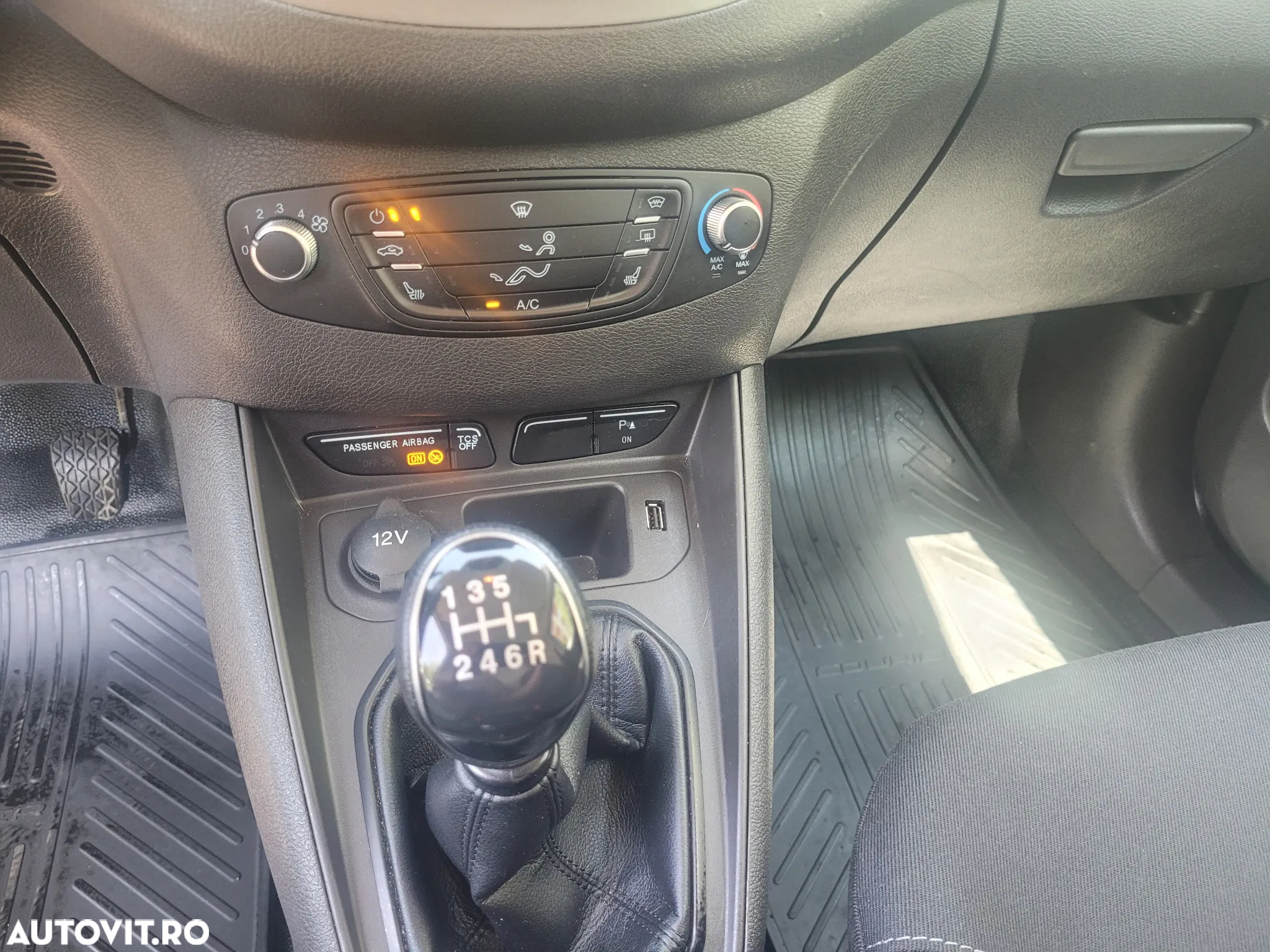 Ford Transit Courier - 11