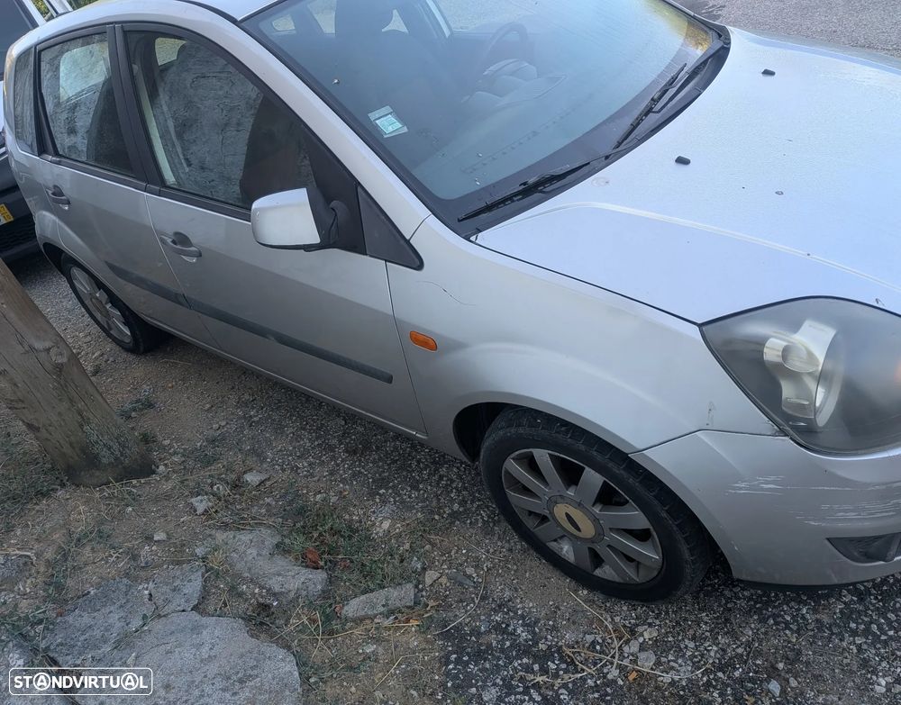 Ford Fiesta 1.4 TDCI Ambiente — fotografia 2