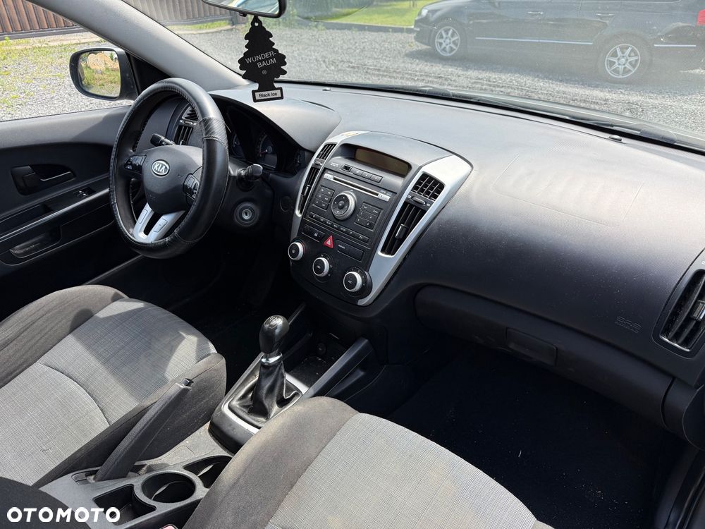 Kia Ceed 1.4 L - 12