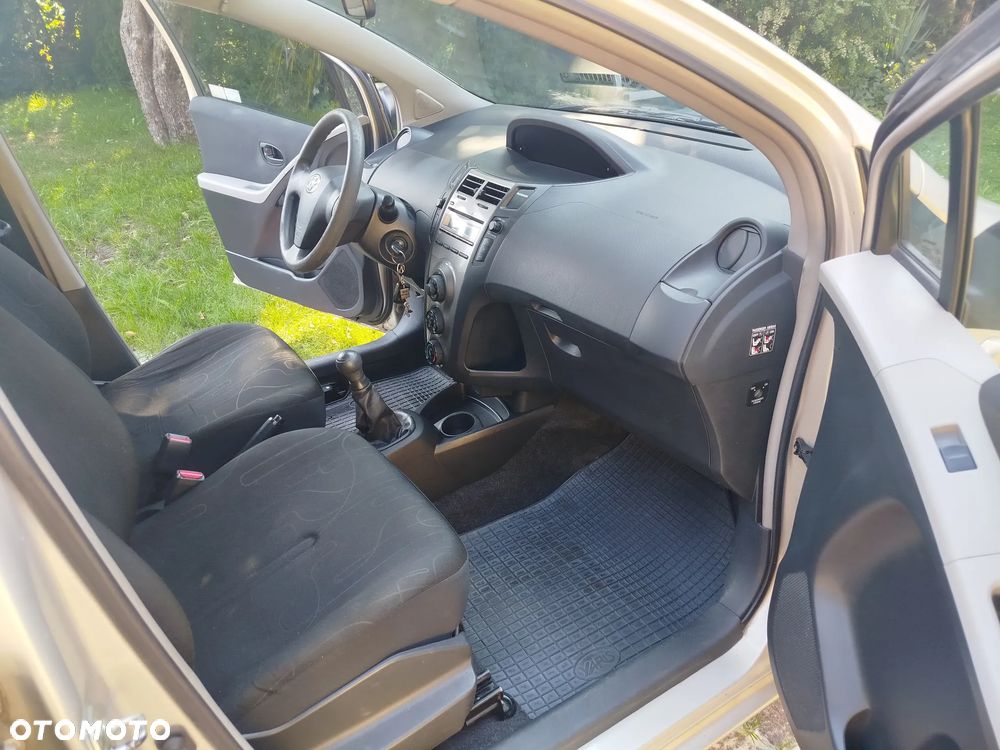 Toyota Yaris 1.0 Luna A/C - 12