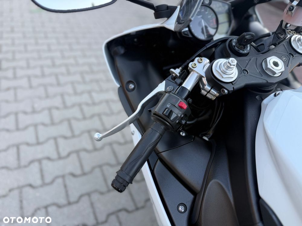 Yamaha R1 - 27