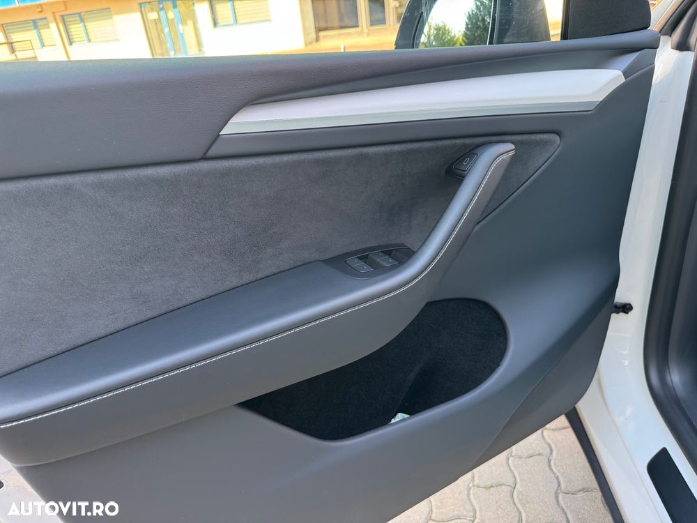 Tesla Model Y - 16