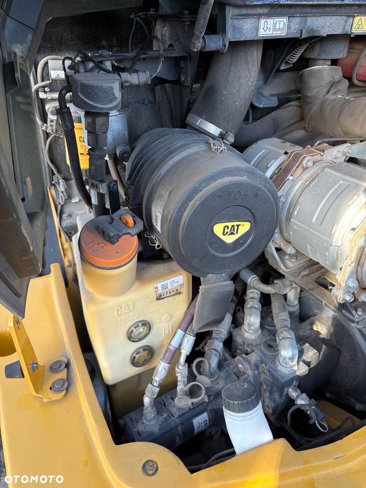 Caterpillar 906M - 6