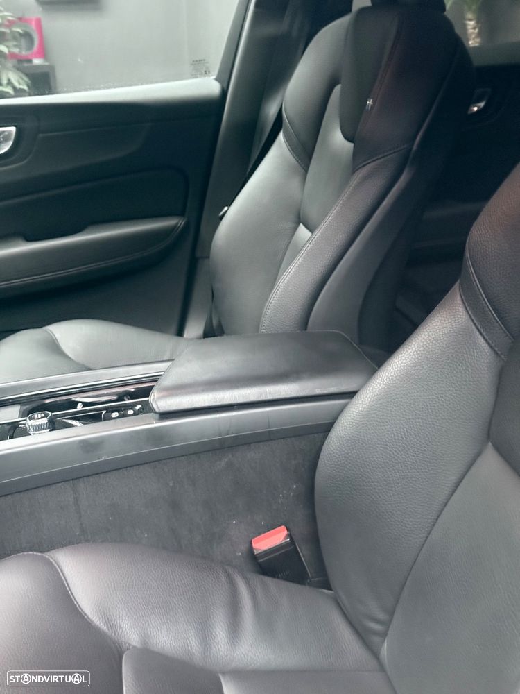 Volvo XC 60 B4 D AWD Plus Dark - 11