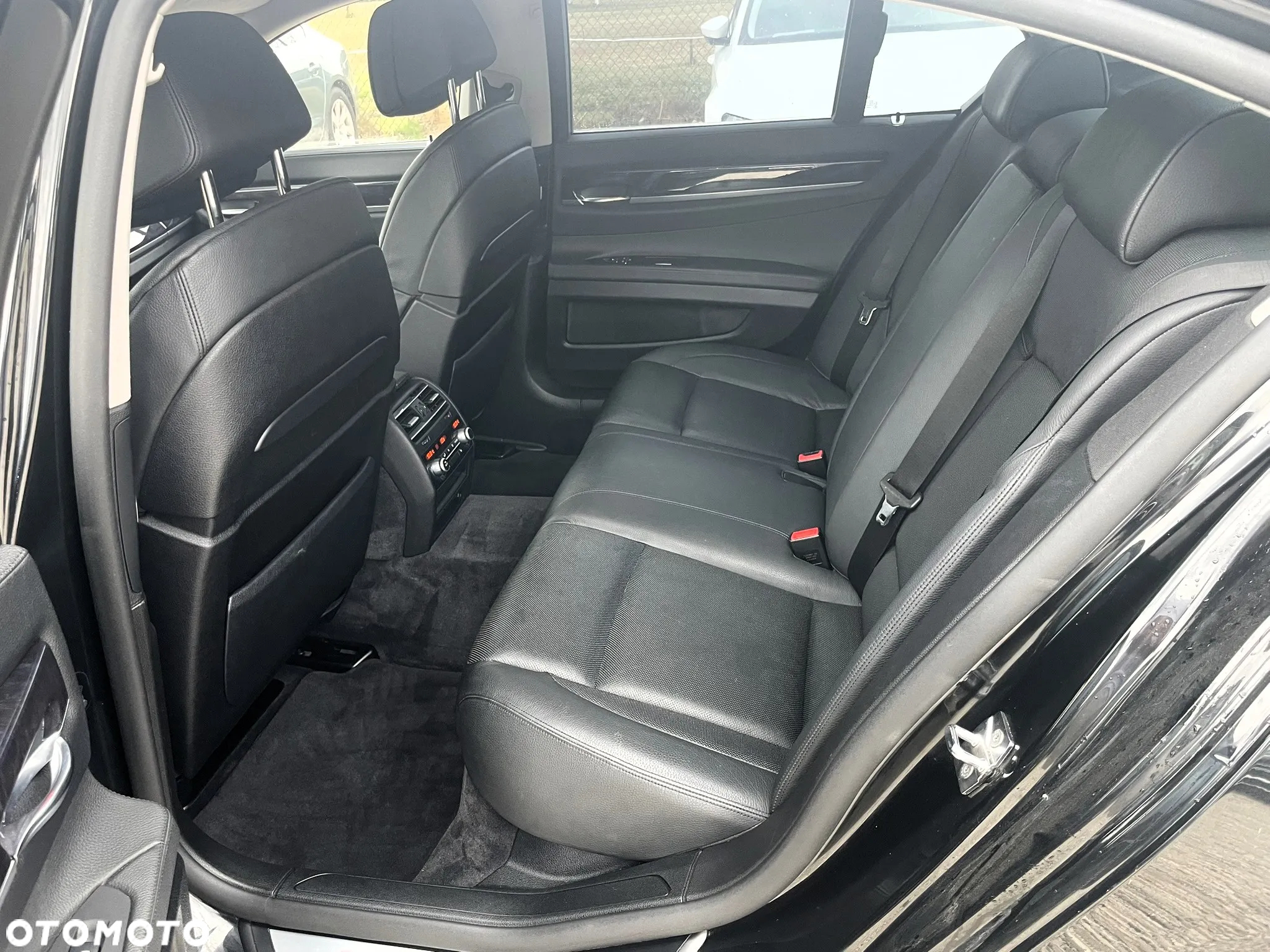 BMW Seria 7 750i - 13