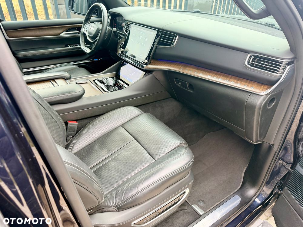 Jeep Grand Wagoneer - 37