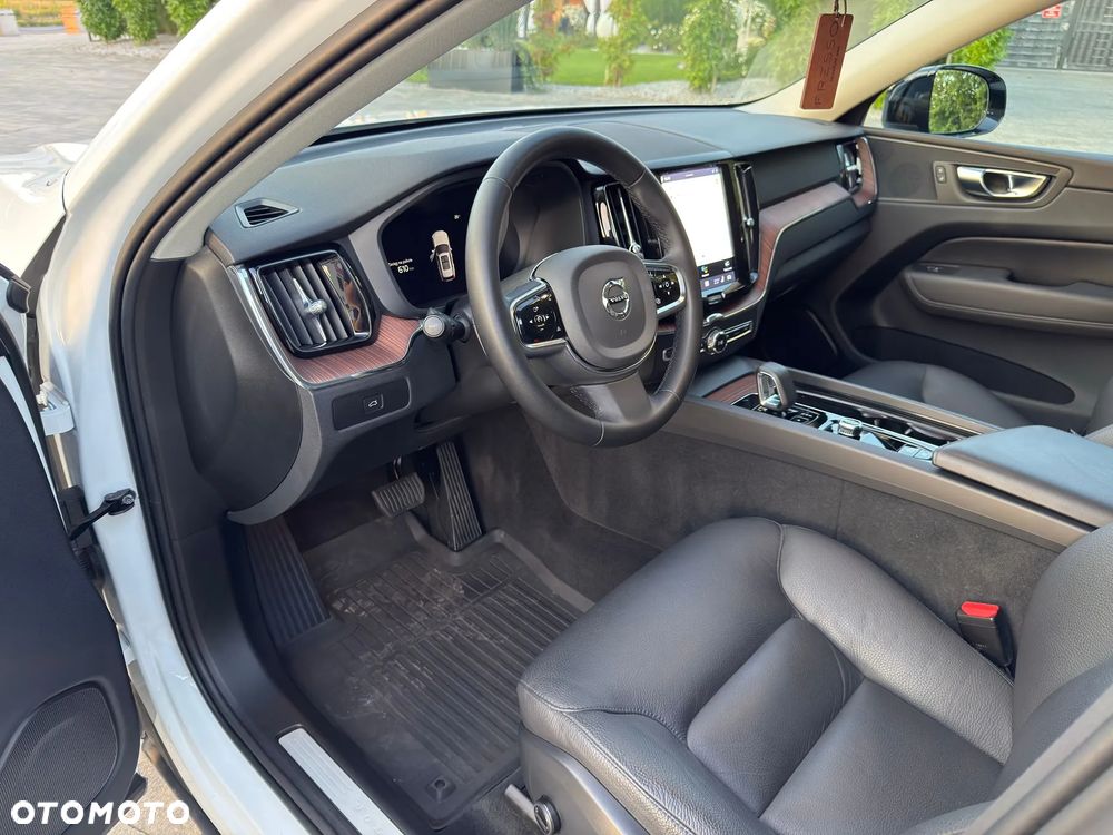 Volvo XC 60 B5 B AWD Plus Dark - 18