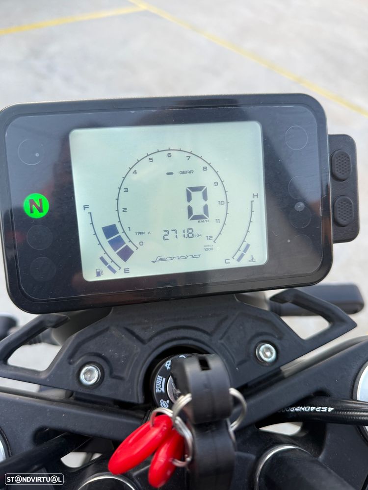 Benelli Leoncino 250 c/top case - 9