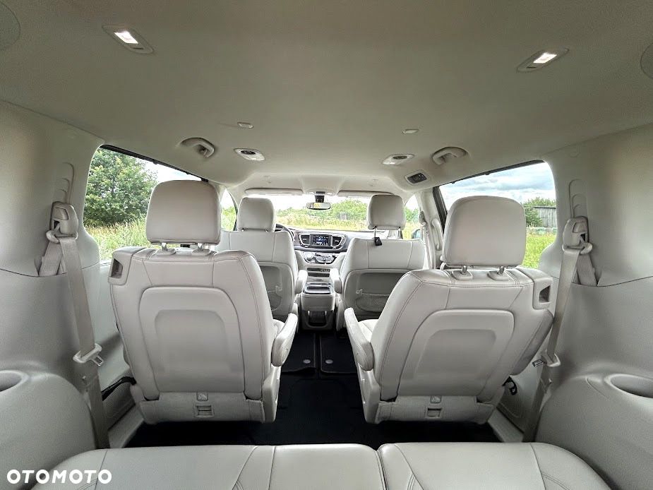 Chrysler Town & Country - 18