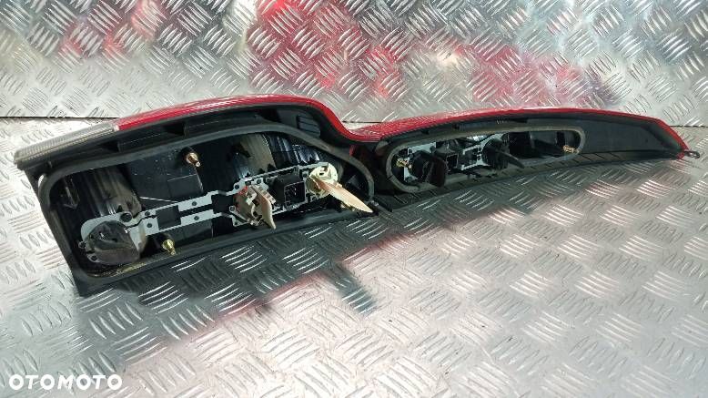 LAMPA PRAWA TYLNA VOLVO V70 - 2