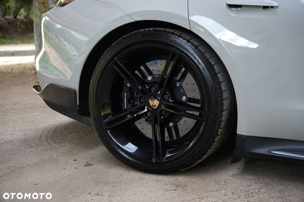 Porsche Taycan Turbo S - 13