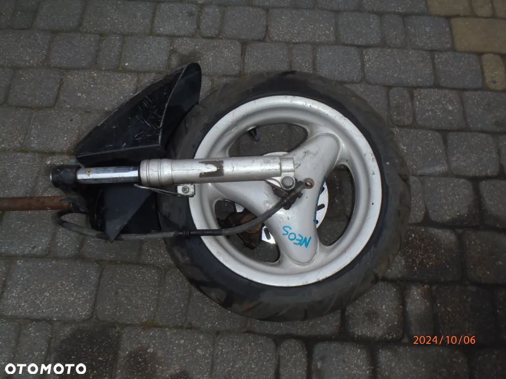felga koło opona widelec amortyzator laga ślimak napęd opona 12 zacisk przewód tarcza hamulcowy Yamaha Neo's neos - 1