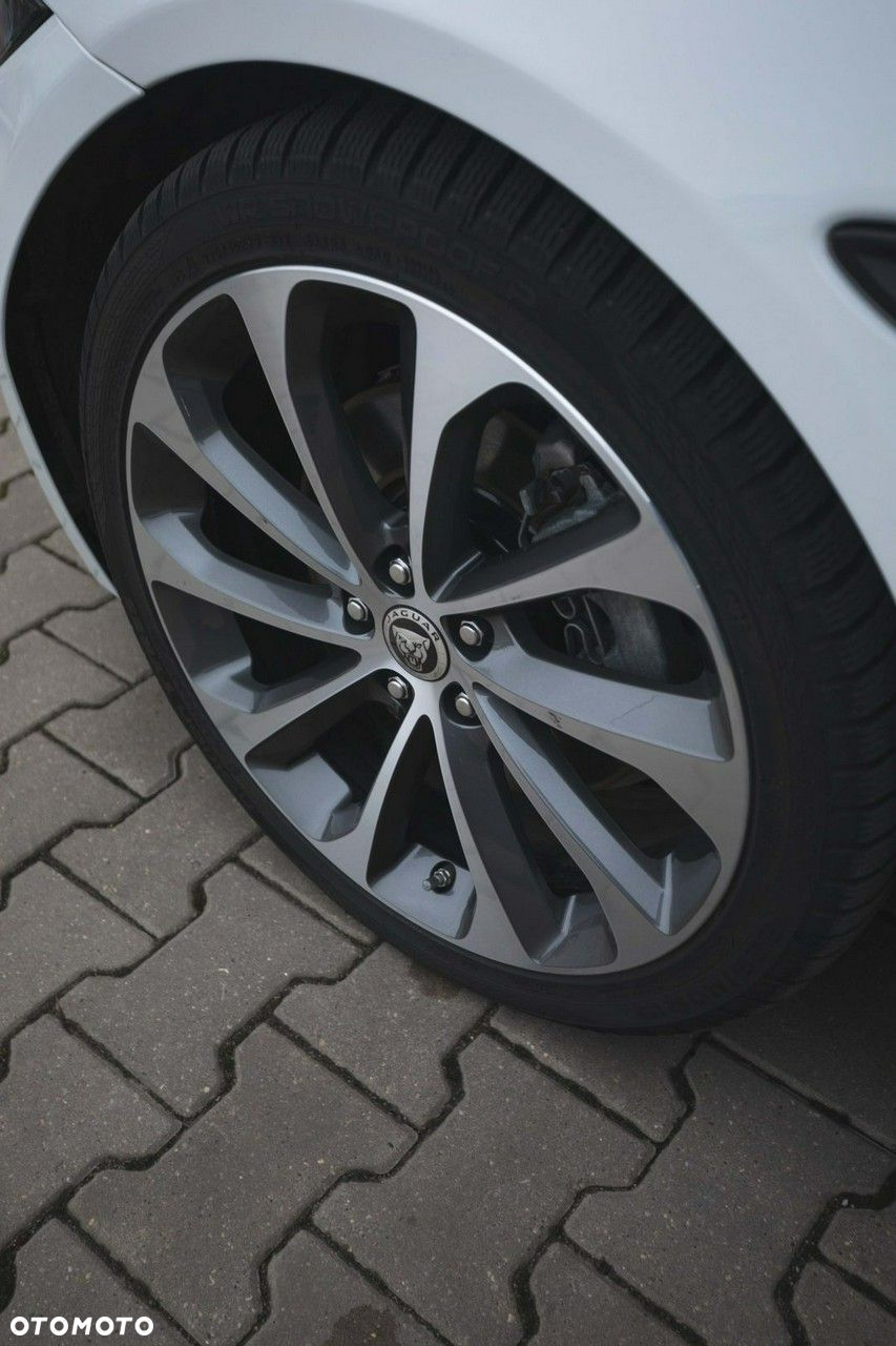 Jaguar XE - 11
