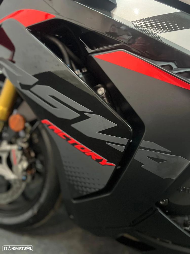 Aprilia RSV 4 FACTORY 2025 - 16