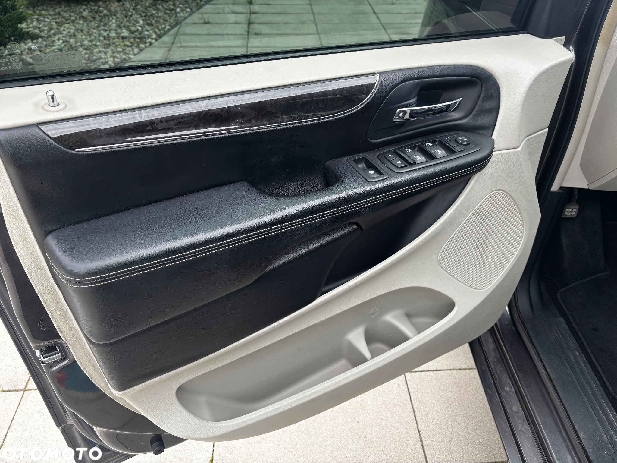 Chrysler Town & Country 3.6 Limited - 15
