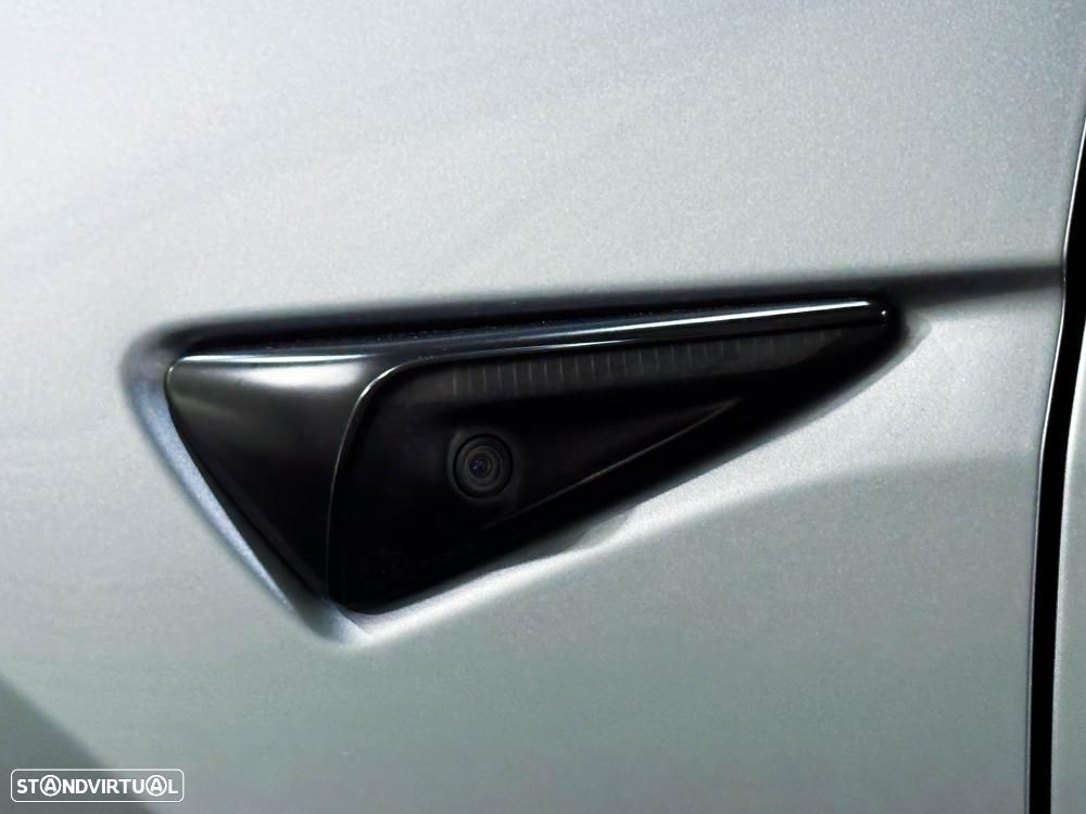 Tesla Model Y Long Range Dual Motor AWD - 18