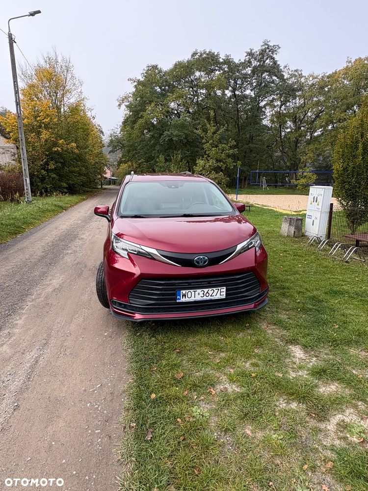Toyota Sienna - 1