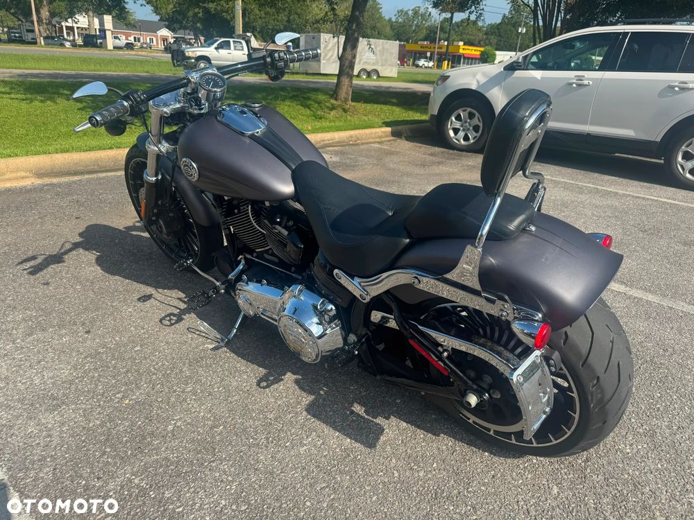 Harley-Davidson Softail Breakout - 3