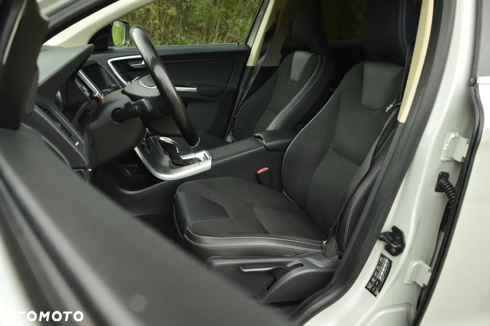 Volvo XC 60 D4 AWD Geartronic Momentum - 18