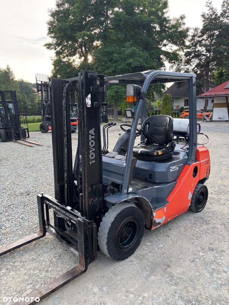Toyota 8FGF25  2,5t tanio przesuw boczny 24 500 - 1