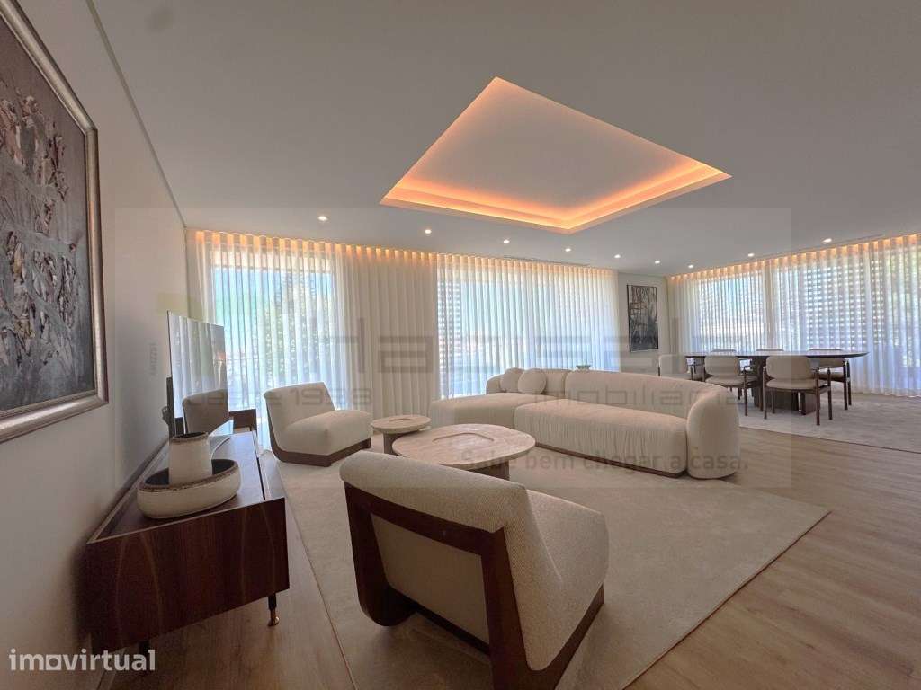 T2 com Terraço e Box em Condomínio de Luxo com Piscina, Ginásio e S... - Grande imagem: 3/33