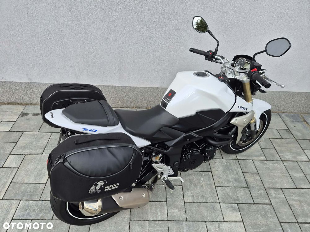 Suzuki GSR - 16