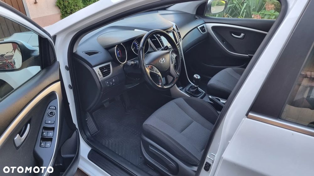 Hyundai i30 Fastback 1.6 CRDI Premium - 12