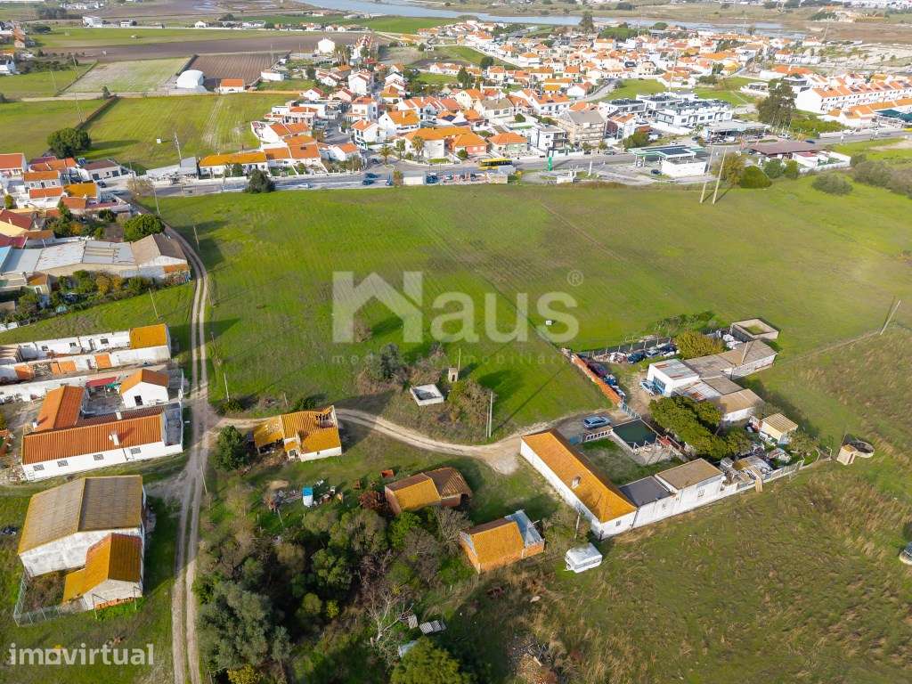 Terreno misto com área de 11440m2, localizado junto á estrada nacional - Grande imagem: 2/22