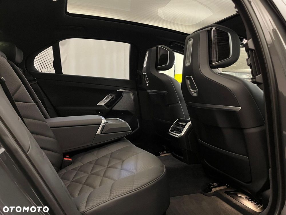 BMW Seria 7 - 32